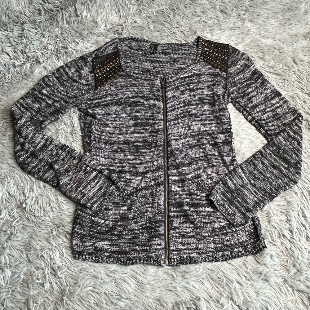 Maurices Sweater Cardigan Womens Medium Gray Embellished Zip Pockets Lightweight